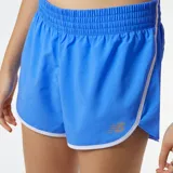 Short de running New Balance Accelerate 2.5 Inch, color azul con ribete blanco. Confeccionado en poliéster, con tecnología NB DRY de secado rápido, calce deportivo y malla interior con bolsillo.
