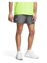 Short deportivo Under Armour de corte clásico, confeccionado en tejido ligero y resistente de secado rápido. Presenta cintura elástica con cordón exterior, bolsillos laterales, bolsillo trasero con cierre y aberturas laterales en el bajo. Incluye forro interior de malla y logo de la marca en el lateral.