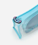 Kit de dos neceseres con temática de Stitch. El neceser exterior es transparente con bordes y cierres en color celeste. El neceser interior es de color azul grisáceo, con un estampado de Stitch sobre un fondo en forma de corazón y la palabra "STITCH" en relieve.