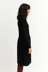 Vestido tejido azul marino de corte a la rodilla, con cuello redondo y mangas largas.