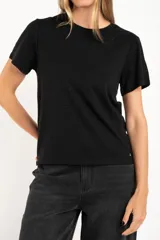 Remerón oversize de viscosa color negro con sutiles destellos brillantes, de manga corta y cuello redondo.