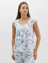 Pijama compuesto por remera sin mangas con escote redondo, botones frontales y detalle de puntilla, acompañado de un pantalón capri con cintura elástica. Presenta un estampado floral en tonos rosados sobre base gris.