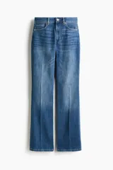 Jean de cinco bolsillos en denim de algodón con stretch. Modelo bootcut de tiro alto, ajustado de cintura a cadera y con corte ligeramente acampanado desde la rodilla hacia el bajo. Presenta raya marcada en la parte delantera y trasera.