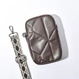 Porta celular color chocolate con diseño acolchado y correa de tela estampada.