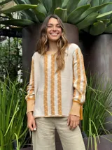 Sweater color crema con rayas verticales color mostaza con diseño de trenzas.