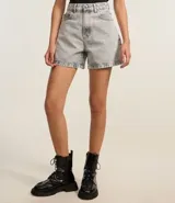 Short de jean celeste, corte mom, tiro alto, con bolsillos delanteros y traseros.