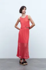 Falda midi de encaje coral con diseño geométrico calado.