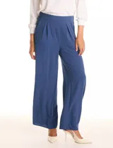 Pantalón palazzo de crepe, corte wide leg, con tiro alto, pinzas frontales y bolsillos funcionales. Presenta pretina lisa en la parte delantera y elástica en la parte posterior.