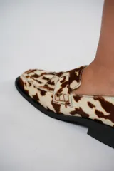 Mocasines de cuero con estampado animal print, con puntera cuadrada y diseño enrejillado.