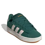 Championes Adidas modelo Grand Court Alpha, color verde oscuro con las icónicas tres tiras laterales en tono crema. Presentan un diseño de inspiración retro, con capellada de cuero sintético, entresuela blanca con tecnología Cloudfoam para mayor amortiguación y suela de goma en tono caramelo.