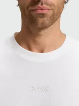 Remera de algodón blanca con cuello redondo y logo de la marca bordado en el pecho en tono sobre tono.