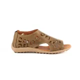 Sandalias de cuero marrón claro, estilo cerradas con diseño de perforaciones circulares en el empeine, suela plana y taco bajo.