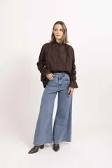 Jean wide leg de tiro alto confeccionado en denim de algodón, con pierna amplia y ruedo deshilachado.