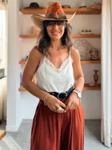 Musculosa negra con breteles finos y escote en V con detalle de puntilla.