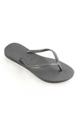 Chancletas Havaianas modelo Slim para mujer, en color gris oscuro, con tiras finas texturizadas y suela de goma antideslizante.