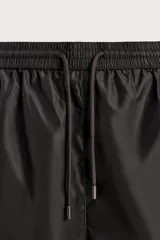 Short de baño negro de tejido técnico, con cintura elástica ajustable con cordón, bolsillos laterales y forro interior, perteneciente a la colección especial Aaron Levine x Zara.