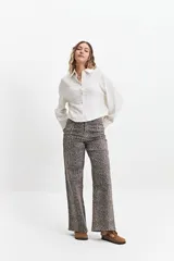 Camisa color crema de manga larga con cuello clásico y corte regular.