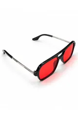 Lentes de sol con armazón negro de diseño geométrico y doble puente, con cristales rojos.