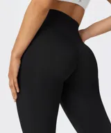 Pantalón flare negro de tiro alto, confeccionado en tejido PureLuxe ultrasuave, con diseño acampanado en las pantorrillas.