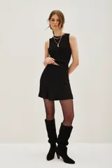 Falda mini tejida de corte acampanado con cintura ancha elástica y acabado brillante con hilos metalizados.