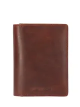 Portapasaporte de cuero natural color marrón, con diseño plegable, ranuras para tarjetas y pasador para lápiz. Cuenta con tecnología RFID para protección de datos personales.