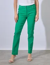 Pantalón blanco de gabardina elastizada, marca Zac & Rachel. Con pretina con pasadores, botón y cierre. Delantera con tres bolsillos. Trasera con bolsillos ojal.