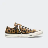 Championes Converse Chuck Taylor All Star OX, corte bajo, con estampado animal print tipo leopardo en tonos marrón y negro, cordones blancos y suela de goma blanca con detalles negros.
