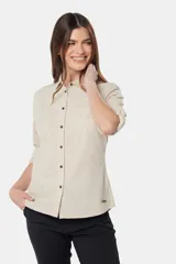 Camisa de lino color verde menta, de manga larga con botones personalizados, cuello camisero, dos bolsillos frontales en el pecho y presilla en la manga.