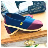 Alpargatas combinadas en blanco y azul marino, de lona reforzada con suela de goma.