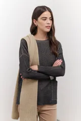 Buzo de tejido de punto acanalado en color beige, con cuello redondo, mangas largas y un bolsillo frontal aplicado en la parte inferior.