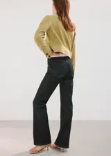 Jeans de denim negro de tiro medio, con bolsillos laterales y traseros, y diseño de pernera recta.