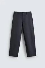 Pantalón de vestir negro, corte recto y relajado, con cintura elástica, cierre frontal con cremallera y botón, bolsillos delanteros y bolsillos traseros de plastrón.