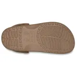 Zueco Crocs modelo Classic Crafted, color marrón, con capellada de lona textil y suela de material Croslite. Cuenta con correa de talón pivotante y diseño clásico de la marca.
