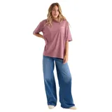 Remera oversize color bordó con cuello redondo, mangas cortas caídas y pequeño estampado con la marca en el pecho.