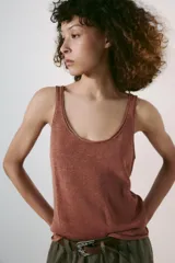 Top de punto color marrón tostado, con escote redondo pronunciado y tirantes anchos.