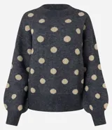 Suéter gris oscuro de punto con lunares beige, cuello redondo, mangas largas abullonadas y puños ajustados.