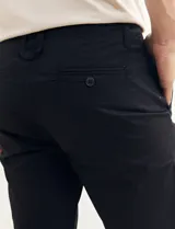 Bermuda color verde con bolsillos laterales y traseros.