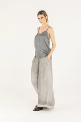 Musculosa de satén liviano de viscosa con breteles regulables, teñida en frío. Tiene escote en V, silueta suelta y espalda baja.