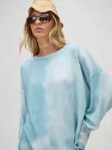 Sweater largo de punto color celeste con efecto desteñido, de ajuste holgado y mangas largas con puños acanalados.