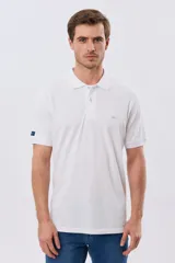 Remera polo lisa de piqué en color bordó, con cuello camisero, cierre frontal con botones y mangas cortas.
