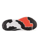Championes New Balance Fresh Foam Arishi v4, color negro con detalles en naranja y rojo. Capellada de malla transpirable con superposiciones sintéticas, entresuela Fresh Foam y suela de goma resistente.