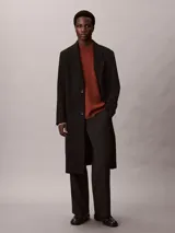 Sweater Calvin Klein de corte boxy y ajuste relajado, confeccionado en tejido de punto técnico. Presenta cuello semi alto y mangas largas con detalle de contraste en los puños.