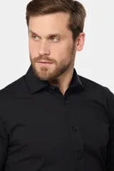 Camisa de vestir de manga larga, color negro, con cuello clásico y cierre frontal de botones.