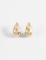 Aros de acero quirúrgico en forma de gota con acabado dorado y dos incrustaciones de strass en cada pieza.