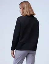 Buzo de jersey color lila con cuello alto y tajos laterales.