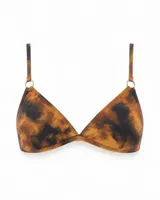 Top de bikini triangular con estampado tie-dye en tonos marrones y negros, con tirantes regulables y detalles de argollas metálicas.