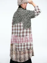 Chaqueta larga tipo camisa con diseño patchwork, confeccionada mediante la combinación de diversos tejidos de algodón con estampados de cuadros, tartán y motivos florales. Presenta cierre frontal con botones, cuello clásico, bolsillos delanteros con solapa y bordes deshilachados.