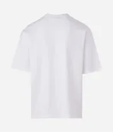 Remera de manga corta y cuello redondo, confeccionada en tejido de algodón y poliéster. Presenta un estampado frontal artístico inspirado en la obra 'The Large Tree' de Paul Gauguin.
