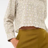 Camisa de manga larga con estampado de cuadros vichy en tonos verde y blanco, adornada con bordados de flores en toda la prenda y dobladillo inferior scalloped.