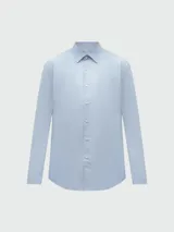 Camisa celeste de algodón con cuello clásico, corte entallado, cierre frontal con botones y mangas largas con puños abotonados.
